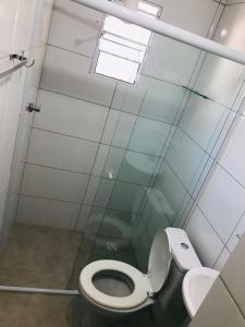 Bilik mandi di Pousada Encontro das Águas