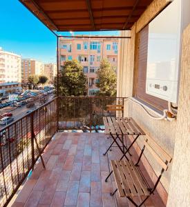 - un balcon avec une table de pique-nique et une vue sur la ville dans l'établissement Sestio House, à Rome