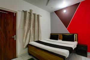 Voodi või voodid majutusasutuse Super OYO Hotel SHARMA GUEST HOUSE toas