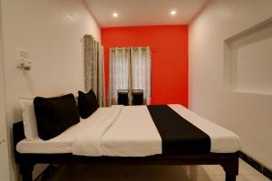 Voodi või voodid majutusasutuse Super OYO Hotel SHARMA GUEST HOUSE toas