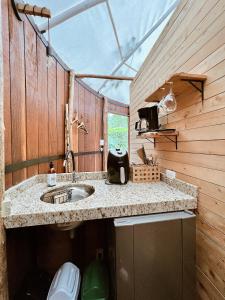a kitchen with a sink and a counter top at Paneo Glamping in Floridablanca