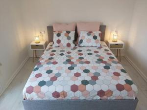 ein Schlafzimmer mit einem großen Bett mit zwei Nachttischen in der Unterkunft Casa Miro in Ciudad Quesada