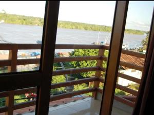 einen Balkon mit Flussblick in der Unterkunft Hostal El Puerto in Yurimaguas