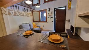 a kitchen and living room with a table and a couch at Casa del Cedro - Comfort e relax in Legnano