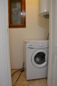 een wasmachine en droger in een hoek van een kamer bij Haus Im Zentrum L mit 2 Schlafzimmer und garten in Szombathely