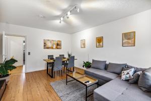 sala de estar con sofá y mesa en 3 Zimmer, 68qm, Parkplatz, Messe DUS, Logport, Duisport en Duisburg