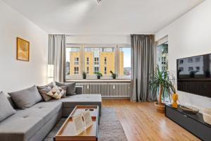 een woonkamer met een bank en een groot raam bij 3 Zimmer, 68qm, Parkplatz, Messe DUS, Logport, Duisport in Duisburg