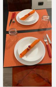 twee witte borden met wortels op een tafel bij Casuale House in Castel SantʼElia