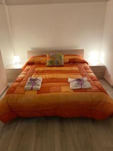 een slaapkamer met een groot bed en 2 handdoeken bij Casuale House in Castel SantʼElia