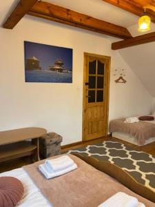 sypialnia z 2 łóżkami i biurkiem w pokoju w obiekcie Dom na Karkonoskiej w mieście Karpacz