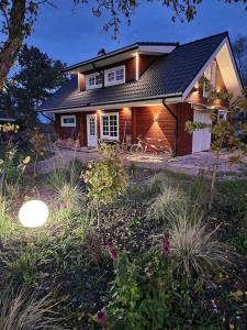 una pequeña casa con luces en un patio en Maja Matsalu luhal, 