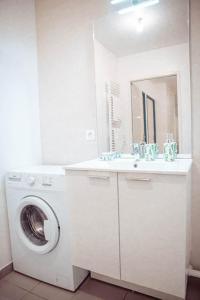 uma casa de banho branca com uma máquina de lavar roupa e um lavatório em Colocation de Janvier à Fin Juin une chambre disponible em Linas