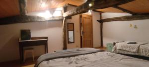 una camera con letto in una stanza con soffitti in legno di Casa mandoia a Igorre