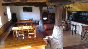 una grande stanza con tavoli in legno e un bar di Casa mandoia a Igorre