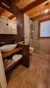 y baño con lavabo, bañera y ducha. en Casa del Cedro - Comfort e relax, en Legnano