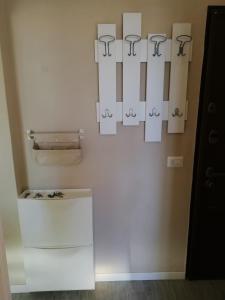 a room with a white wall with a towel dispenser at Delizioso trilocale Lodi città in Lodi
