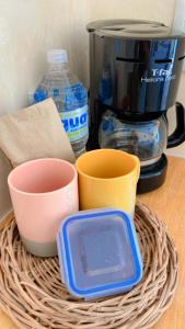 una cesta con tazones y una cafetera en un mostrador en Azul Maria Bacalar, en Bacalar