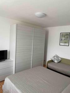 ein Schlafzimmer mit 2 Betten und einem TV in der Unterkunft Cozy Escape in Bellagio in Bellagio