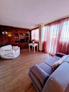 Un pat sau paturi într-o cameră la Fuga a Napoli Apartment