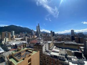 vista su una città con edifici e montagne di Inside the heart of Bogota a Bogotá