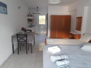 Habitación con cama, mesa y cocina. en Geni Bay, en Yénion
