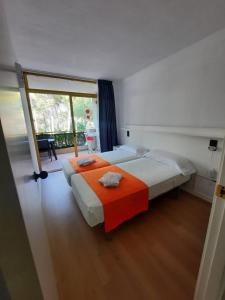 1 Schlafzimmer mit 2 Betten und einem großen Fenster in der Unterkunft la casita de salou in Salou