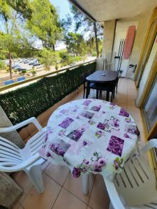 una mesa y sillas en el balcón de una casa en la casita de salou, en Salou