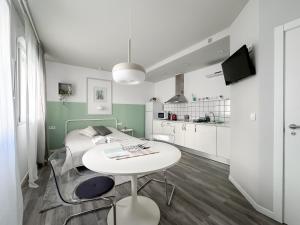Budget Inn في فالنسيا: غرفة صغيرة مع طاولة ومطبخ