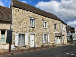 an old brick building on the side of a street at L'appart' du bonheur in Venette