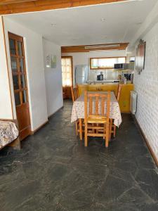 uma cozinha com mesa e cadeiras num quarto em Ohana em San Carlos de Bariloche