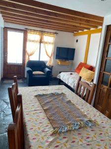 uma sala de estar com um quarto com uma cama e uma televisão em Ohana em San Carlos de Bariloche