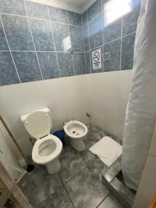 uma casa de banho com um WC e um bidé em Ohana em San Carlos de Bariloche