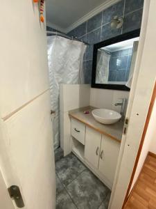 uma casa de banho com um lavatório e um espelho em Ohana em San Carlos de Bariloche