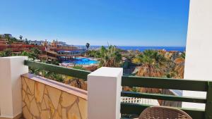 balcón con vistas a la piscina y al océano en Atalaya - Sea View, en Adeje