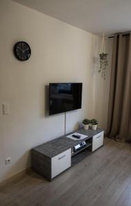 ein Wohnzimmer mit einem Flachbild-TV an der Wand in der Unterkunft FeWo Hübner in Andernach