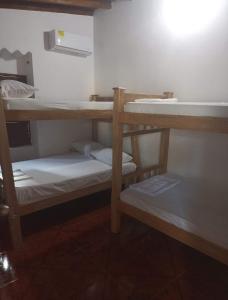 um quarto com três beliches num quarto em El santorini colombiano cabaña em Puerto Triunfo