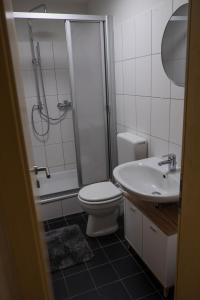 Kylpyhuone majoituspaikassa FeWo Hübner