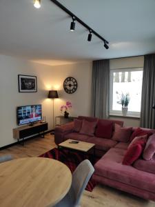 a living room with a couch and a table at Apartament Zamkowe Wzgórze in Lidzbark Warmiński