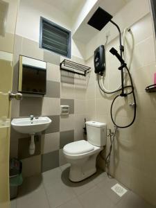 a bathroom with a toilet and a sink at IDAMAN HOMESTAY in Jasin