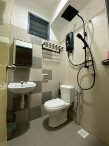 een badkamer met een toilet en een wastafel bij IDAMAN HOMESTAY in Jasin