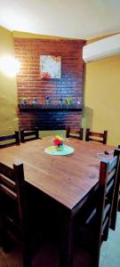 - une grande table en bois dans une chambre avec des chaises dans l'établissement La Soñada Cortaderas, à Cortaderas
