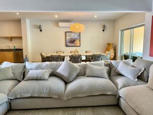 um sofá grande numa sala de estar com uma mesa em Sasay em Puerto Aventuras