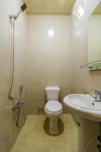 łazienka z toaletą i umywalką w obiekcie Villa Yard w mieście Lenkoran