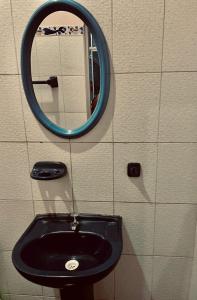 baño con lavabo negro y espejo en Hotel Juan Diego Pucallpa en Pucallpa