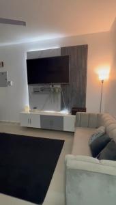 TV a/nebo společenská místnost v ubytování Flat in Maabela
