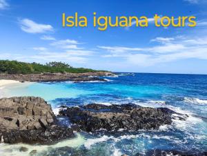 einen Strand mit Felsen und die Worte isla iguana Touren in der Unterkunft Ferdinand the bull hostel in Pedasí Town
