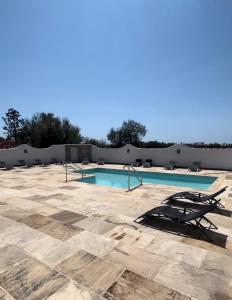 uma piscina com uma espreguiçadeira no telhado em Domaine du Soleil Couchant em Saintes-Maries-de-la-Mer