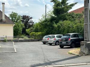 een rij auto's geparkeerd op een parkeerplaats bij Cocon berrichon Châteauroux-Déols in Déols
