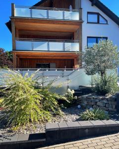 ein Haus mit einer Treppe davor in der Unterkunft Haus Cornelia in Einruhr