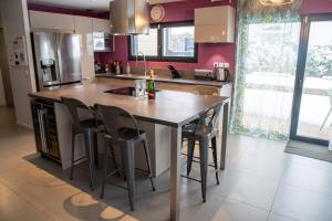 Kuchyň nebo kuchyňský kout v ubytování Maison meublée Divonne-les-Bains